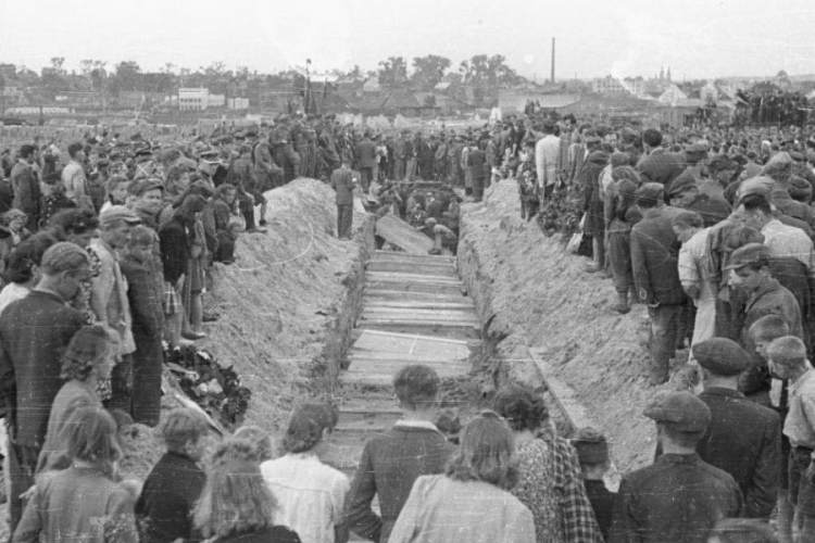 Pogrzeb ofiar pogromu kieleckiego. Kielce, 08.07.1946. Fot. PAP/CAF