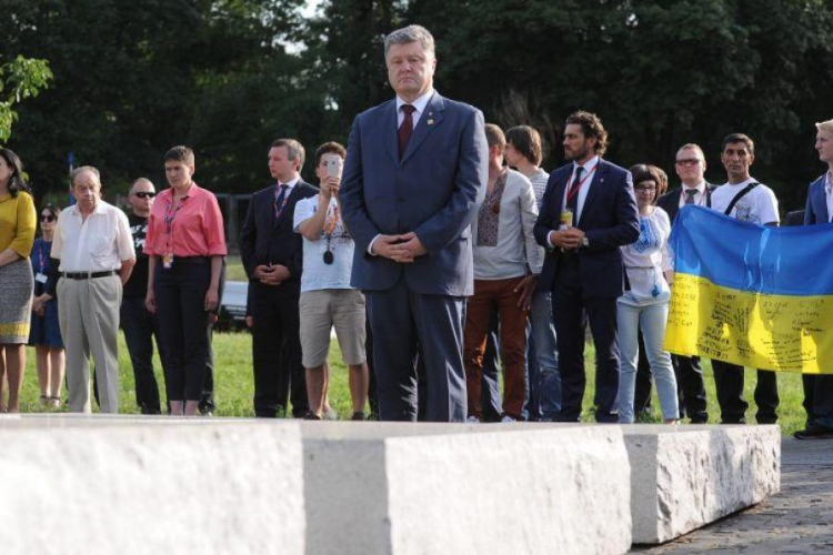 Prezydent Ukrainy Petro Poroszenko złożył kwiaty przed Pomnikiem Rzezi Wołyńskiej w Warszawie. Fot. PAP/M. Obara 