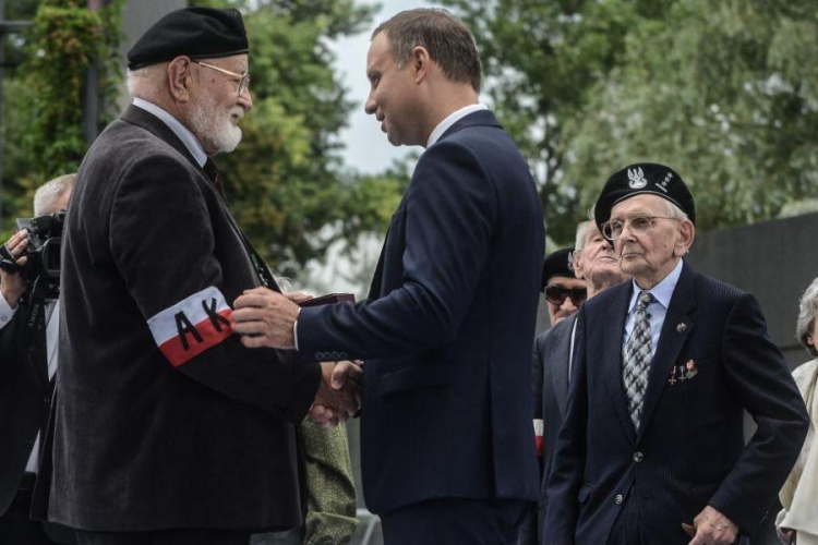 Prezydent Andrzej Duda odznacza Henryka Skalskiego podczas uroczystości w Parku Wolności. Fot. PAP/J. Kamiński