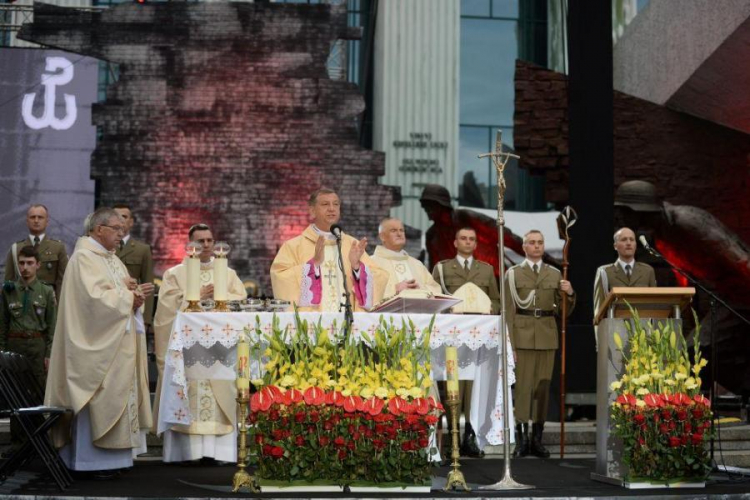 Bp Józef Guzdek (C) przewodniczy mszy polowej przed pomnikiem Powstania Warszawskiego w Warszawie. Fot. PAP/B. Zborowski