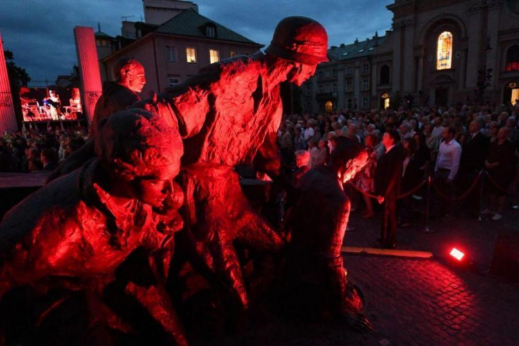 Uroczystości 72. rocznicy wybuchu Powstania Warszawskiego przed pomnikiem Powstania Warszawskiego. Fot. PAP/B. Zborowski