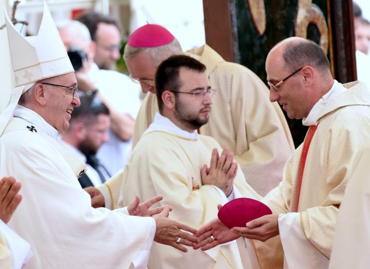 Papież Franciszek i prymas abp Wojciech Polak w trakcie mszy św. na jasnogórskich błoniach. Fot. PAP/R. Piertuszka