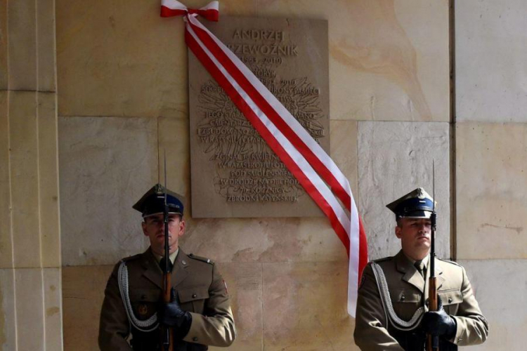 Uroczystość odsłonięcia tablicy upamiętniającej Andrzeja Przewoźnika na  gmachu Min. Rozwoju. Fot. PAP/R. Pietruszka 