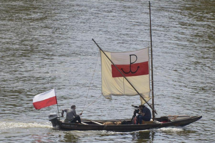 Rejs po Wiśle w Godzinę „W” w 71. rocznicę wybuchu powstania warszawskiego. Warszawa, 01.08.2015. Fot. PAP/A. Rybczyński