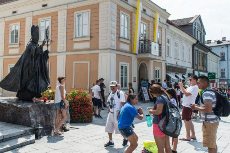 Pielgrzymi przybyli na ŚDM przed Domem Rodzinnym Jana Pawła II w Wadowicach. 25.07.2016. Fot. PAP/M. Kulczyński 