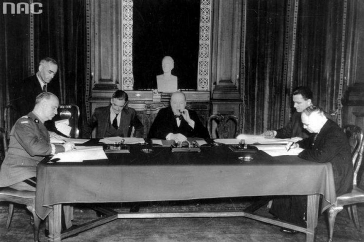 Podpisanie układu Sikorski-Majski w Londynie. 30.07.1941. Źródło: NAC