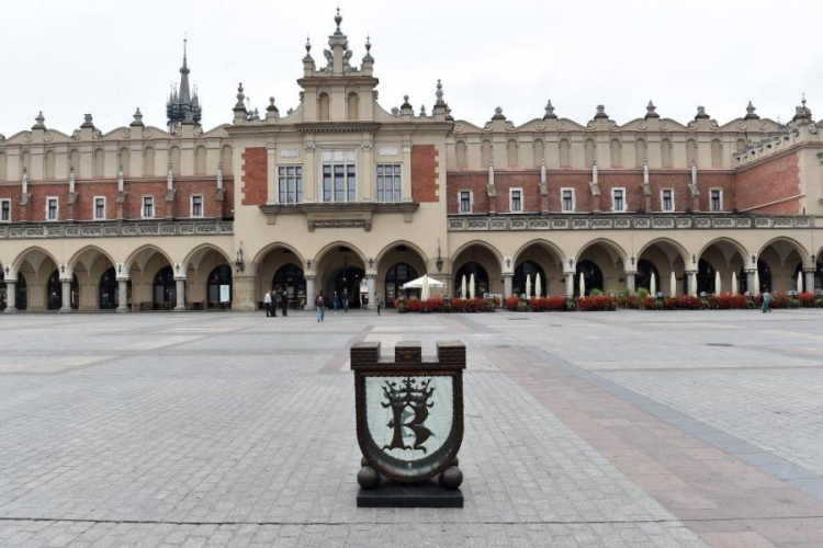 Skarbonka Narodowego Funduszu Rewaloryzacji Zabytków Krakowa wróciła, 19 bm. na krakowski Rynek. Fot. PAP/J. Bednarczyk