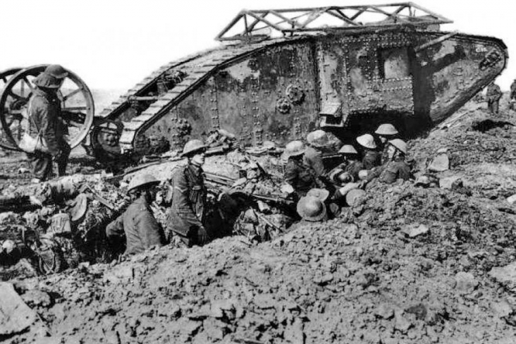 Brytyjski czołg Mark I w pobliżu Thiepval. 25.09.1916. Źródło: Wikimedia Commons/ Imperial War Museums