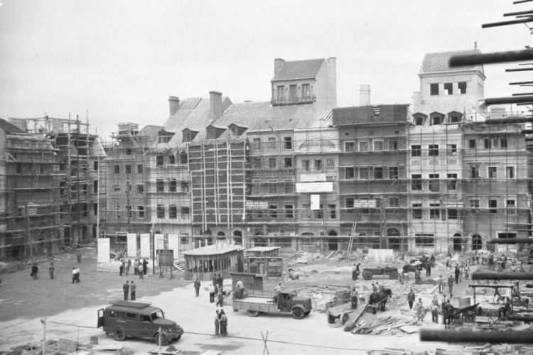 Odbudowa Rynku Starego Miasta. Warszawa, czerwiec 1953 r. Fot. PAP/CAF/S. Dąbrowiecki