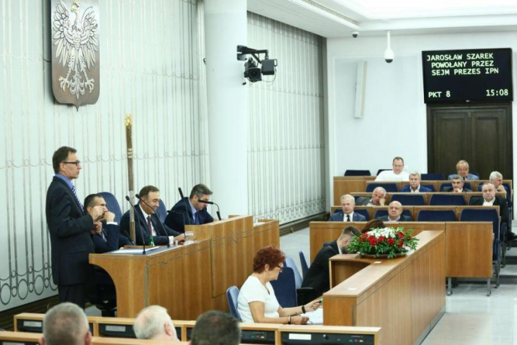 Dr Jarosław Szarek (L) odpowiada na pytania podczas posiedzenia Senatu. Fot. PAP/L. Szymański