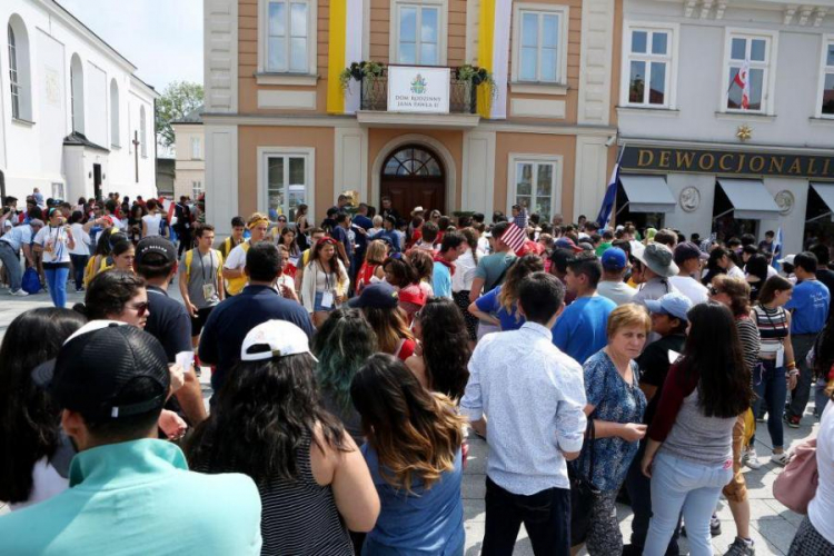 Pielgrzymi, uczestnicy ŚDM, zwiedzają Wadowice. Fot. PAP/S. Rozpędzik 