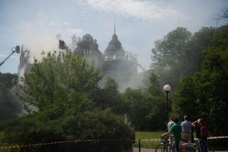 Strażacy gaszą pożar dachu zabytkowej willi Reinholda Richtera w Łodzi. Fot. PAP/G. Michałowski 