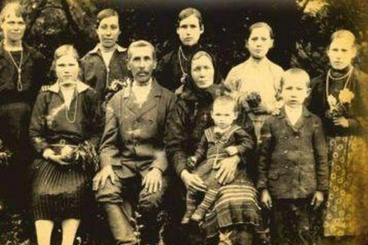 Rodzina Jasiończaków z Woli Ostrowieckiej, zamordowana w 1943 r. przez UPA. Fot. ze zbiorów Leona Popka. Źródło: IPN