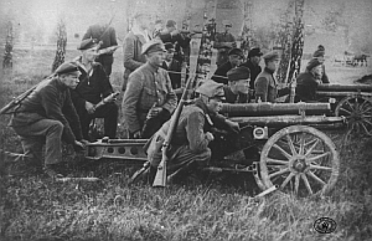 Grupa powstańców na stanowiskach bojowych. 1921 r. Fot. CAW