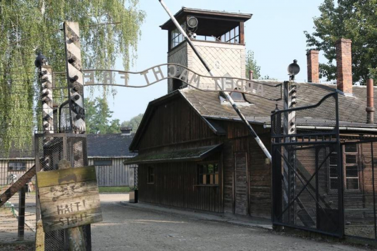 Muzeum Auschwitz - brama. Fot. PAP/P. Supernak