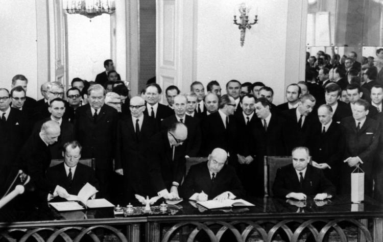 Podpisanie układu o podstawach normalizacji stosunków między PRL i NRF. Nz. za stołem od lewej: kanclerz Willy Brandt i premier Józef Cyrankiewicz. Fot. PAP/M. Musiał