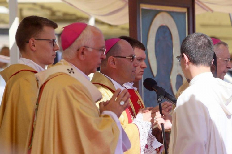 Suma pontyfikalna pod przewodn. abp. Wojciecha Polaka (C). Obchody święta Matki Bożej Częstochowskiej. Fot. PAP/W. Deska