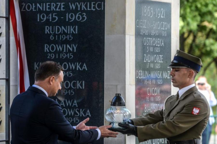 Prezydent Andrzej Duda odsłania tablicę poświęconą "Żołnierzom Wyklętym". Fot. PAP/J. Kamiński 