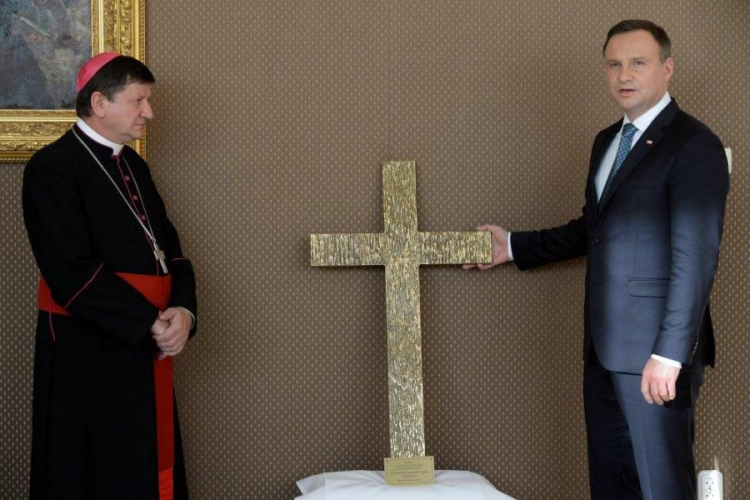 Prezydent przekazał bp. Skomarowskiemu krzyż pamięci Polaków zamordowanych na ziemiach ukraińskich. Fot. PAP/J. Turczyk