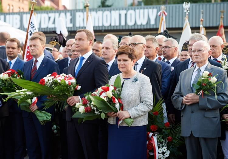 Prezydent Andrzej Duda i premier Beata Szydło składają kwiaty przed historyczną bramą nr 2 Stoczni Gdańskiej. Fot. PAP/A. Warżawa