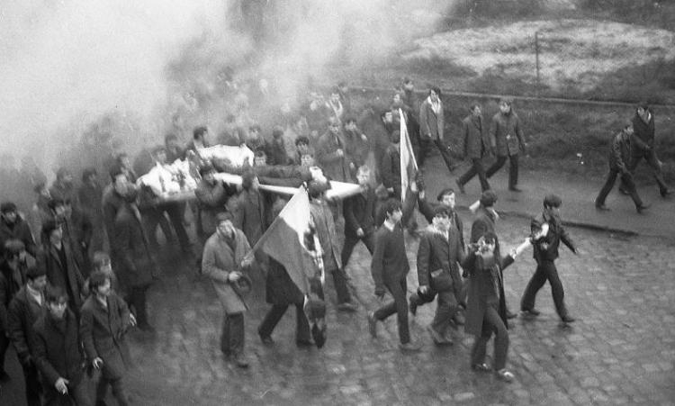 Pochód mieszkańców Gdyni z ciałem „Janka Wiśniewskiego”, ul. Czerwonych Kosynierów (ob. Morska), 17.12.1970 r. Źródło: IPN