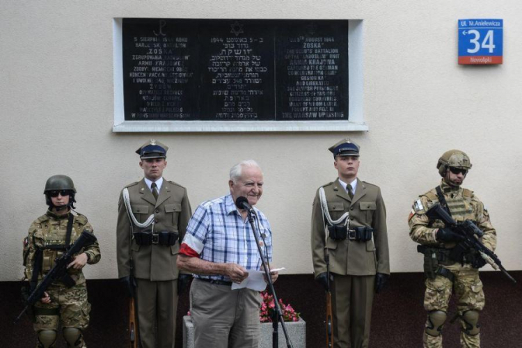  Powstaniec Jakub Nowakowski "Tomek" podczas uroczystości przy ul. Anielewicza w Warszawie. Fot. PAP/J. Kamiński