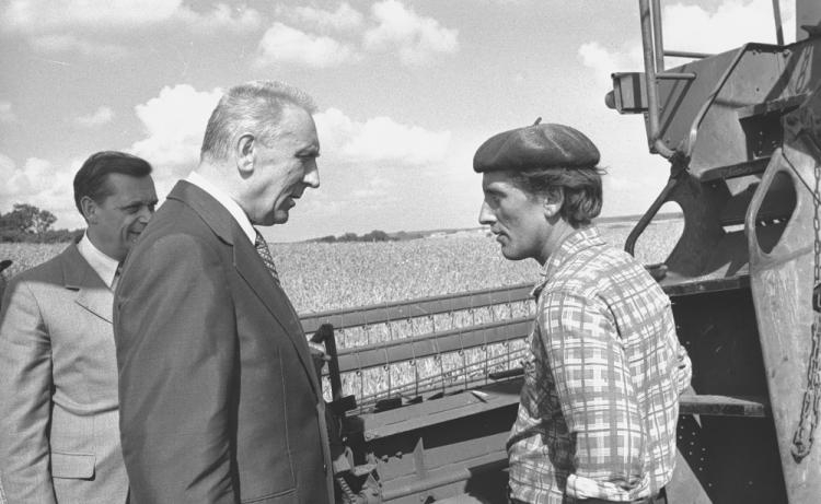 I sekretarz KC PZPR Edward Gierek w rozmowie z kombajnistą w PGR Szeszno. 1976 r.Fot. PAP/M. Langda