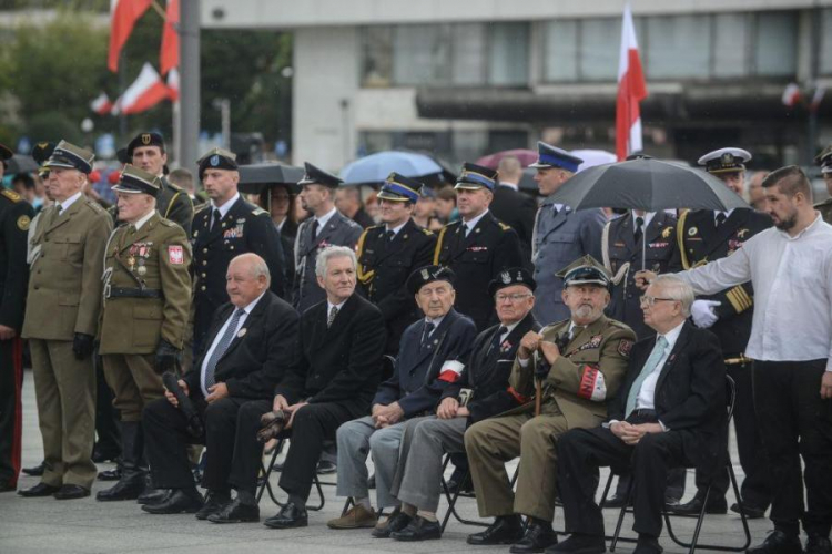 Kombatanci podczas uroczystości odsłonięcia tablicy poświęconej Żołnierzom Wyklętym na GNŻ. Fot. PAP/J. Kamiński 