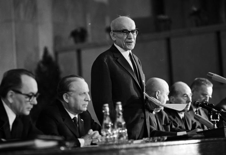 I sekretarz KC PZPR Władysław Gomułka przemawia na VI Plenum KC PZPR 14 grudnia 1970 r. Fot. PAP/S. Dąbrowiecki