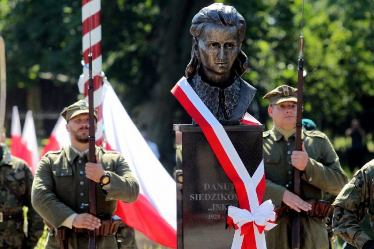 Uroczystość odsłonięcia w Miłomłynie pomnika D. Siedzikówny, ps. Inka. Fot. PAP/T. Waszczuk