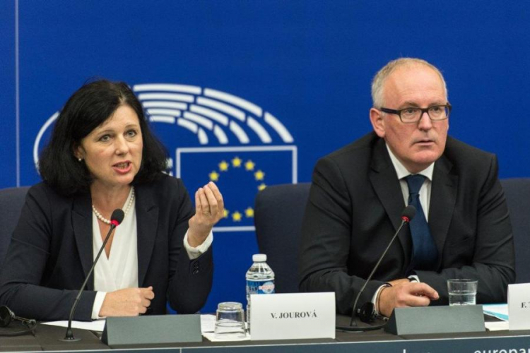 Komisarz ds. sprawiedliwości Vera Jourova i wiceszef KE Frans Timmermans. Fot. PAP/EPA Komisarz ds. sprawiedliwości Vera Jourova i wiceszef KE Frans Timmermans. Fot. PAP/EPA