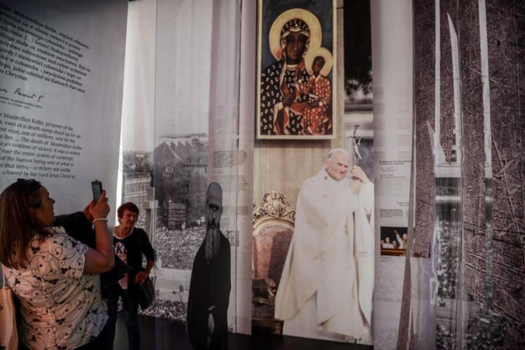 Prezentacja wystawy "Jan Paweł II. Źródła". Fot. PAP/J. Kamiński Prezentacja wystawy "Jan Paweł II. Źródła". Fot. PAP/J. Kamiński