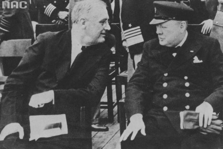 Premier W. Brytanii Winston Churchill i prezydent USA Franklin D. Roosevelt na pokładzie "Prince of Wales". Źródło: NAC