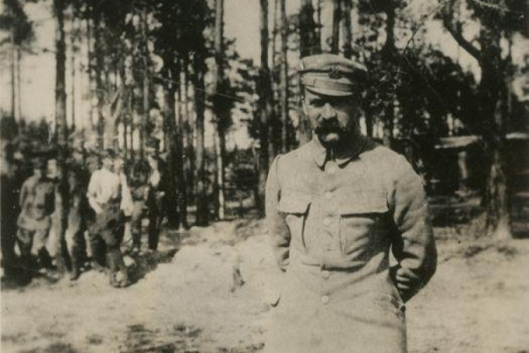 Komendant Józef Piłsudski. Pozycje pod Kostiuchnówką. Czerwiec 1916 r. Źródło: CAW/WBH