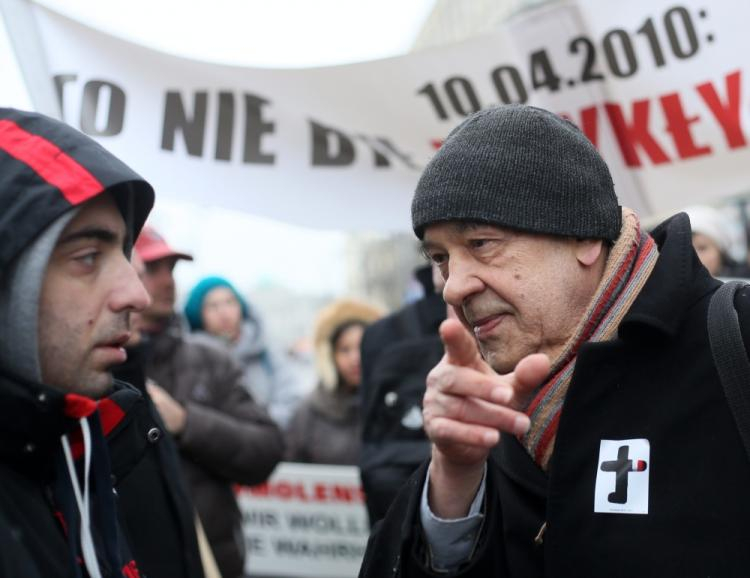 Antoni Krauze podczas zdjęć do filmu "Smoleńsk". Fot. PAP/L. Szymański 