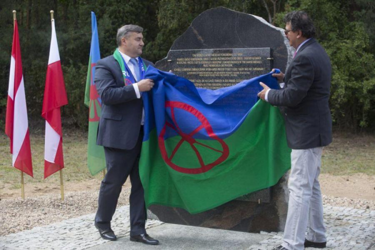 Odsłonięto pomnik Romów i Sinti pomordowanych w obozie Kulmhof. Fot. PAP/G. Michałowski
