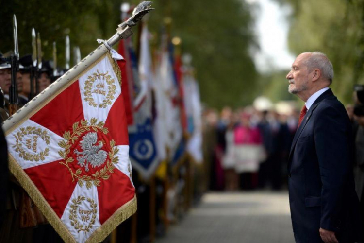 Minister obrony narodowej Antoni Macierewicz podczas uroczystości w Ossowie. Fot. PAP/J. Turczyk