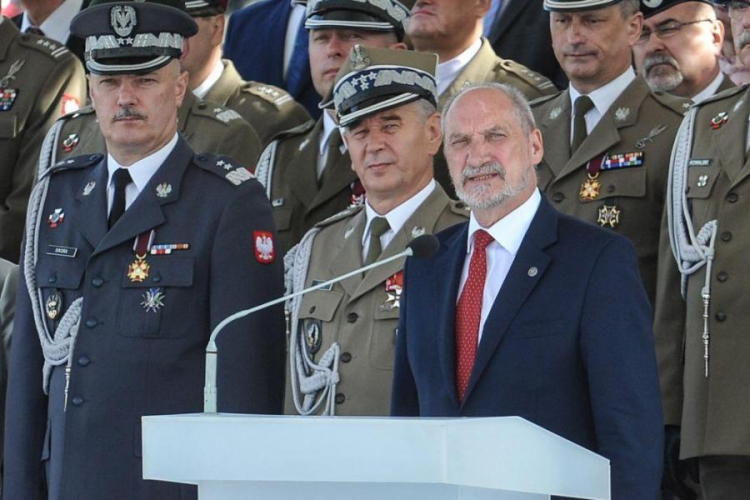 Minister obrony narodowej Antoni Macierewicz podczas obchodów święta Wojska Polskiego. Fot. PAP/M. Obara