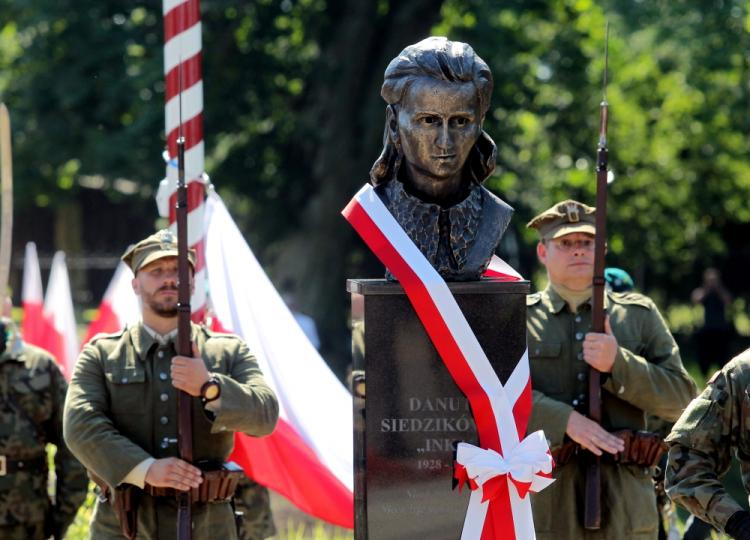 Uroczystości odsłonięcia w Miłomłynie pomnika Danuty Siedzikówny, ps. Inka. Fot. PAP/T. Waszczuk