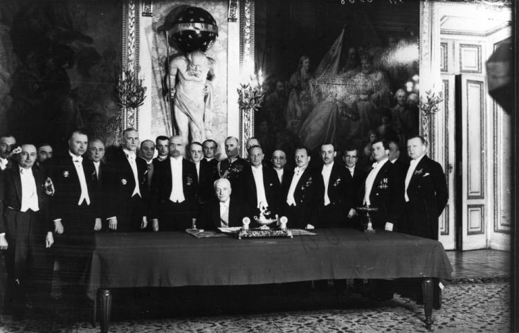  Ceremonia podpisania przez prezydenta RP Ignacego Mościckiego Konstytucji 1935 r. na Zamku Królewskim. Fot. PAP/Reprodukcja