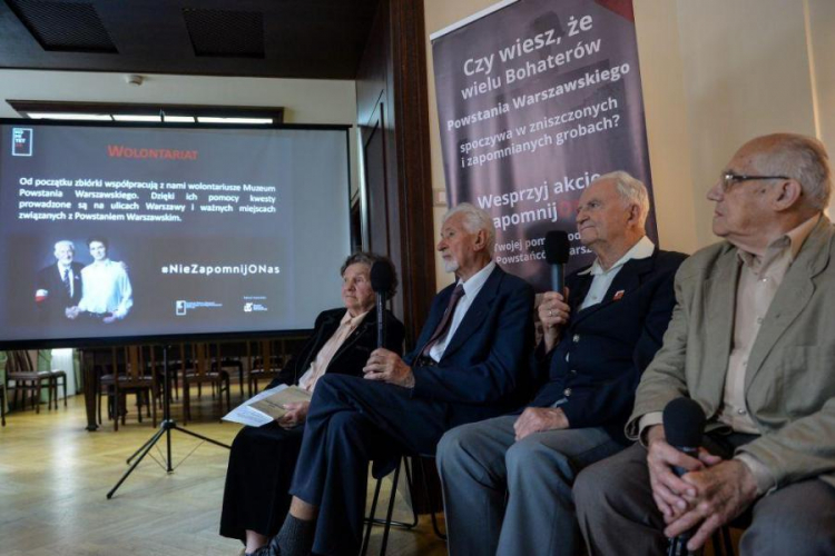 Wanda Traczyk-Stawska, Leszek Żukowski, Stanisław Krakowski, Jakub Nowakowski podczas spotkania w MPW. Fot. PAP/M. Obara