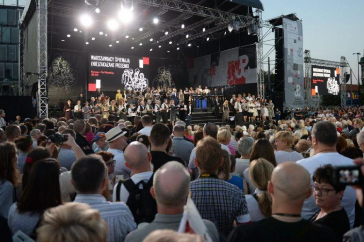 Koncert „Warszawiacy śpiewają (nie)zakazane piosenki” na pl. Piłsudskiego. 2015 r. Fot. PAP/B. Zborowski 