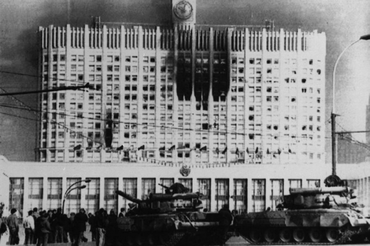 Pucz Janajewa. Nz: budynek parlamentu. Moskwa, 19.08.1991. Fot. PAP/CAF/Reprodukcja 