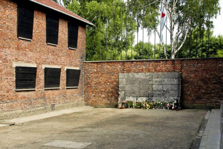 Ściana Straceń w dawnym niemieckim obozie koncentracyjnym Auschwitz. Fot. PAP/J. Ochoński