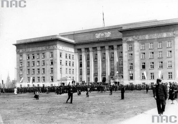 Poświęcenie gmachu Sejmu Śląskiego i Urzędu Wojewódzkiego w Katowicach. Źródło: NAC