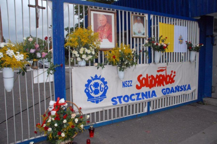 Kwiaty na bramie nr 2 Stoczni Gdańskiej w rocznicę Sierpnia' 80. Fot. PAP/S. Kraszewski 