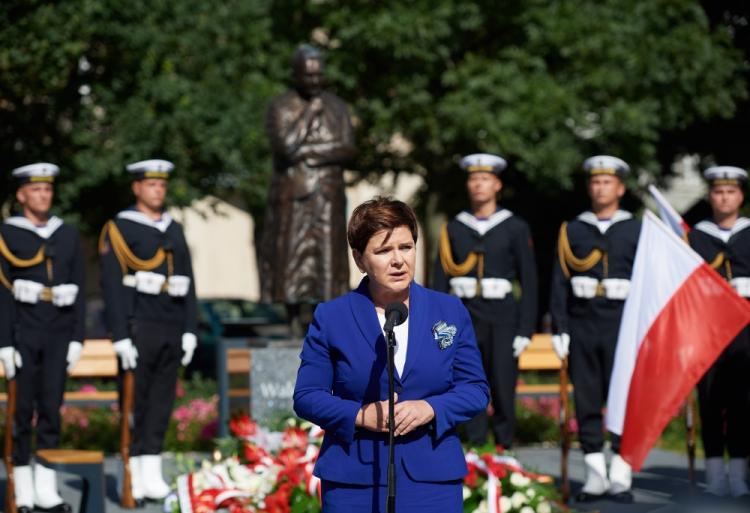 Premier Beata Szydło podczas uroczystości złożenia kwiatów przed pomnikiem Anny Walentynowicz. Fot. PAP/A. Warżawa