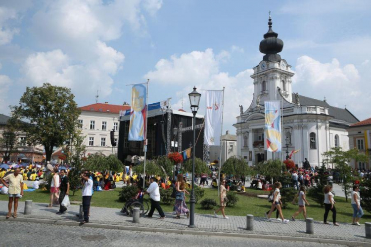 Pielgrzymi, uczestnicy ŚDM, zwiedzają Wadowice, rodzinne miasto Jana Pawła II. Fot. PAP/S. Rozpędzik