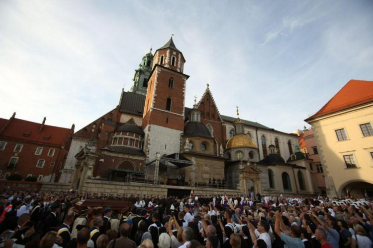 Kondukt żałobny z trumną z ciałem kardynała Franciszka Macharskiego przed Katedrą na Wawelu. Fot. PAP/S. Rozpędzik