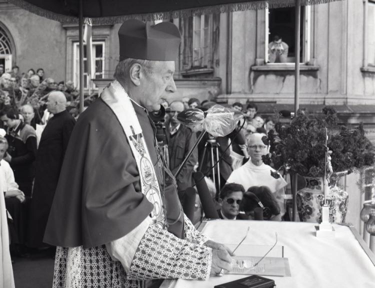 Msza święta na na Wałach Jasnogórskich w święto Matki Bożej Częstochowskiej, podczas której kazanie wygłosił prymas Polski kardynał Stefan Wyszyński. 26.08.1980. Fot. PAP/R. Rzepecki